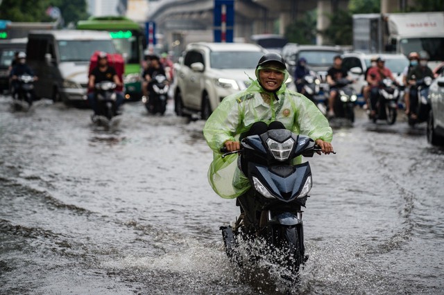 Chùm ảnh: Mưa lớn khiến nhiều tuyến phố của Hà Nội ngập sâu trong nước - Ảnh 5